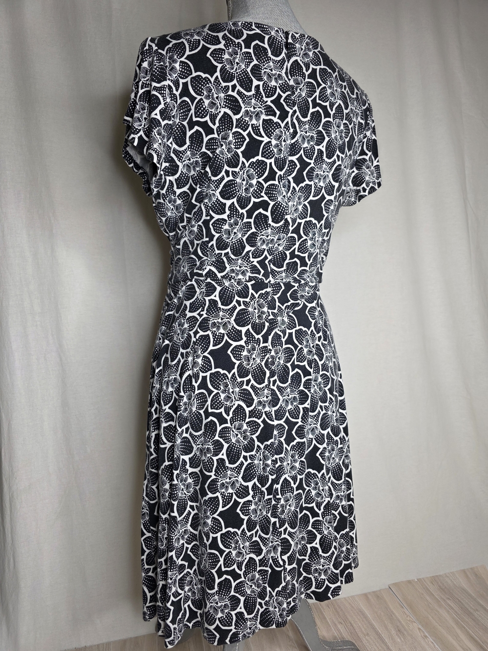 LOFT Black and White Floral Wrap-Style Midi Dress - Picture 4 of 6